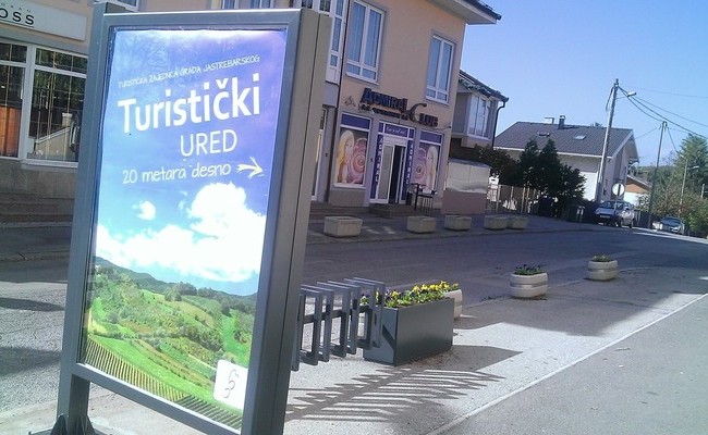 Postavljen stalak za bicikle sa reklamnim panoom