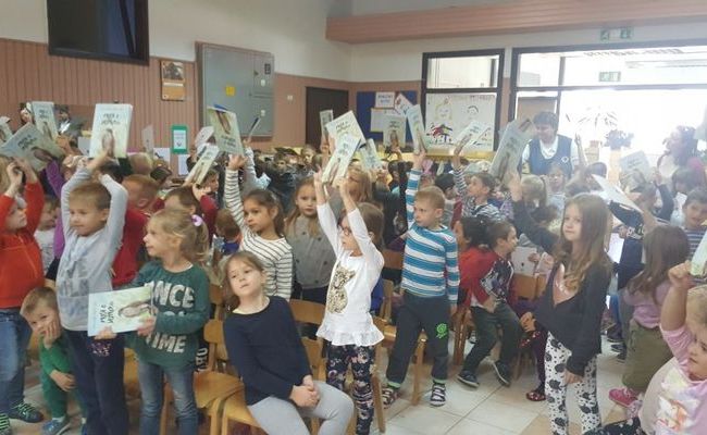 Donacija slikovnice Priča o Jastrebu
