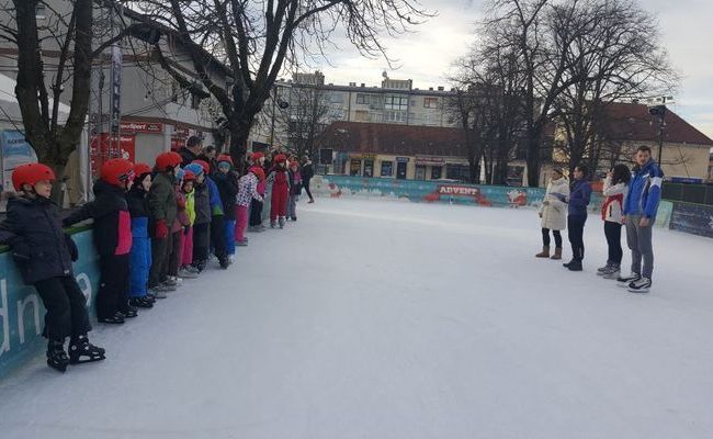 Počela škola klizanja i škola hokeja  za osnovnoškolce